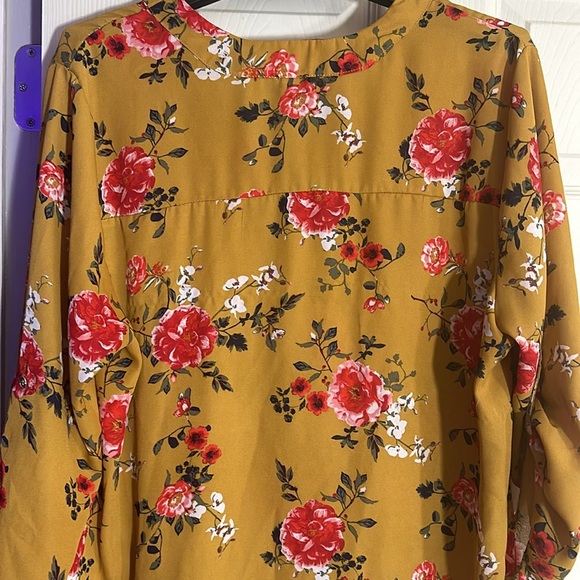Justify V-Neck Yellow Floral Pattern Blouse 1x - Picture 8 of 10